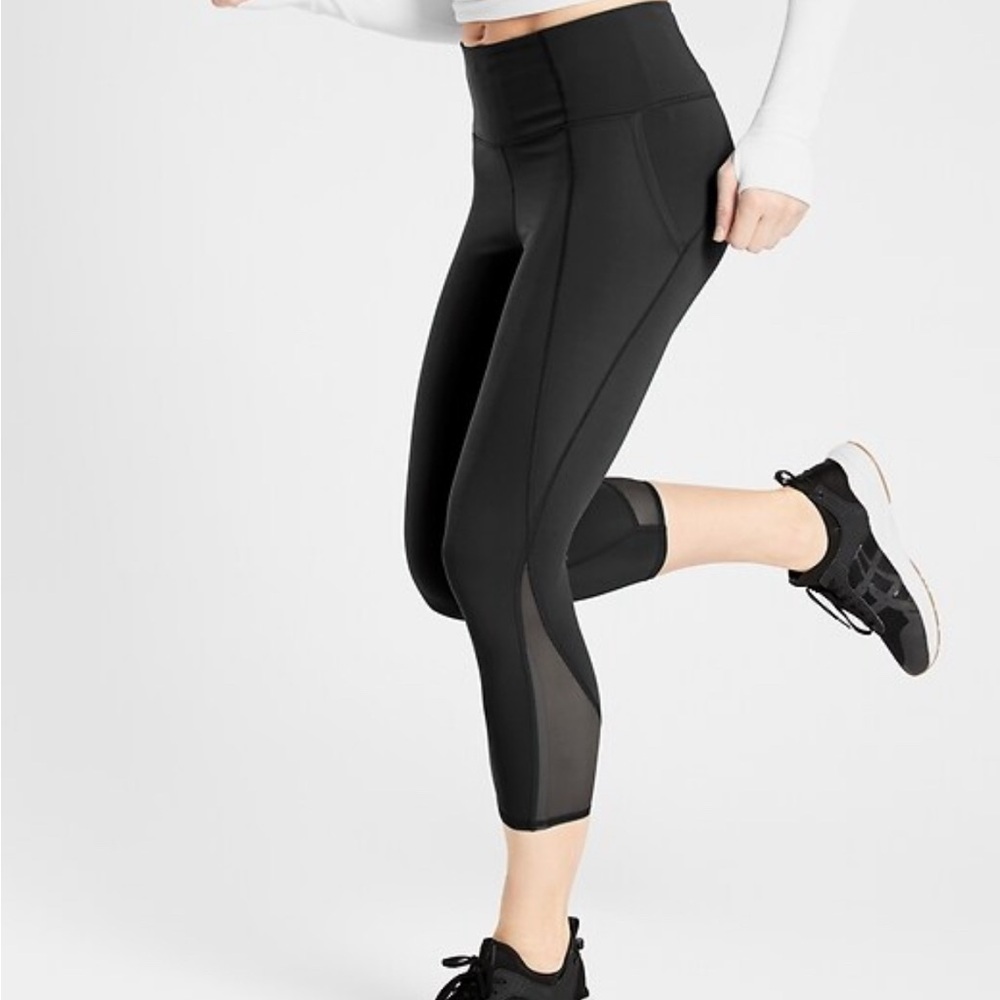 Athleta lightning stash pocket Capri - Picture 2 of 13